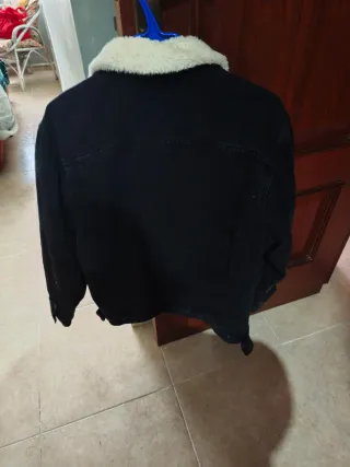 Chaqueta tejana Pull&Bear forrada pelo negra