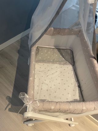Minicuna bebé con estrellas
