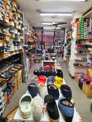 Se traspasa tienda de zapatos Barcelona gracia
