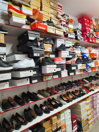 Se traspasa tienda de zapatos Barcelona gracia