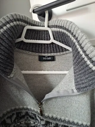 Jersey grueso con cremallera y estampado