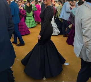 Traje de flamenca negro con lunares
