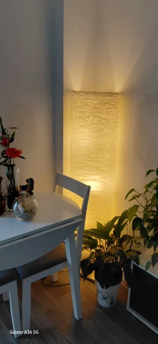 Mesa auxiliar y lámpara (de Ikea)