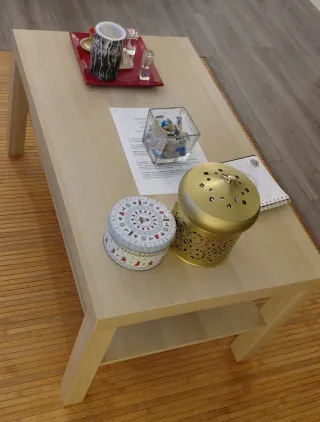 Mesa auxiliar y lámpara (de Ikea)