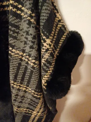 Mantella con cappuccio e maniche di ecopelliccia