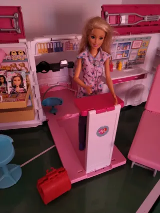 Ambulancia Barbie Doctora con Muñeca