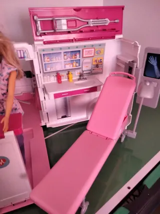 Ambulancia Barbie Doctora con Muñeca