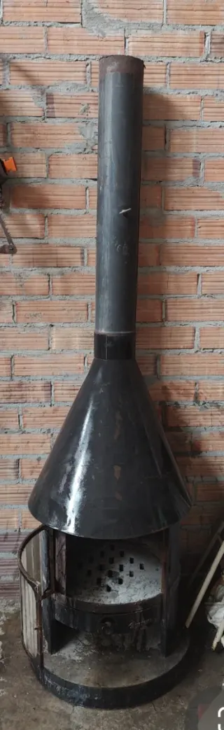 Chimenea de hierro negra