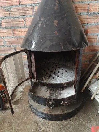 Chimenea de hierro negra