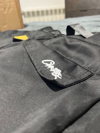 Pantalones cargo negros con cinturón