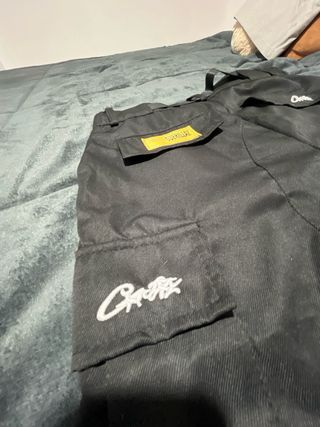 Pantalones cargo negros con cinturón