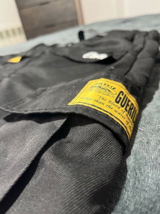 Pantalones cargo negros con cinturón
