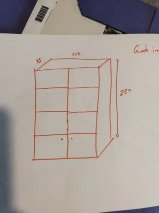 Estantería de madera con puertas