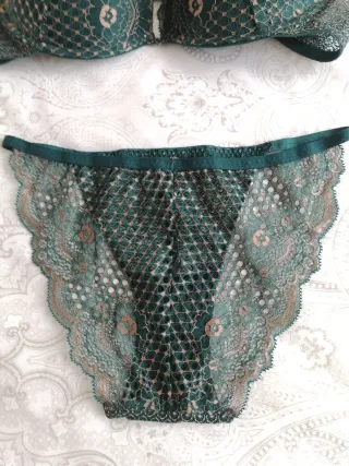 Conjunto lencería encaje verde y beige