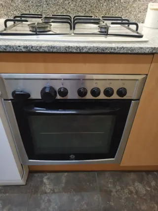 Cocina completa:campana, fregadero, horno, fogones