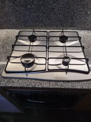 Cocina completa:campana, fregadero, horno, fogones