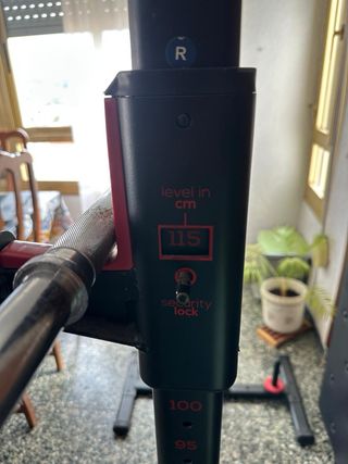 Rack de entrenamiento de fuerza con barra.