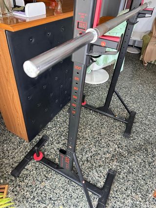 Rack de entrenamiento de fuerza con barra.