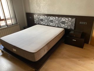 Dormitorio completo con cama y mesitas