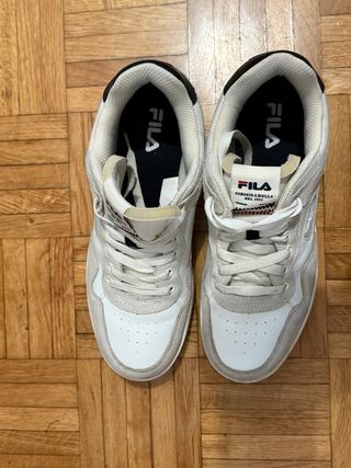 Zapatillas Fila Beige y Blancas