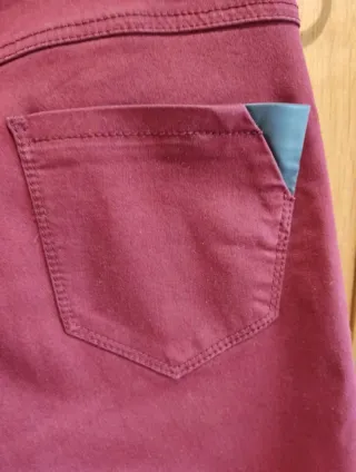 Pantalón pitillo burdeos con aplicaciones