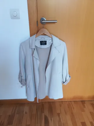 Chaqueta Pull and Bear crema Talla XS 3/4