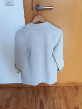 Chaqueta Pull and Bear crema Talla XS 3/4