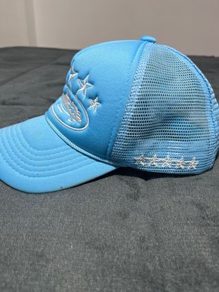Gorra azul con diseño de estrellas y crucero