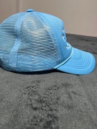 Gorra azul con diseño de estrellas y crucero