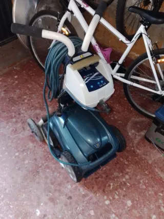 Robot Limpiafondos Piscina Azul y Blanco