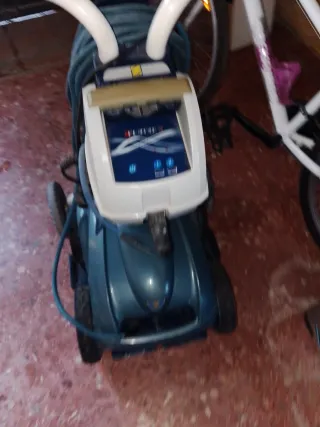 Robot Limpiafondos Piscina Azul y Blanco