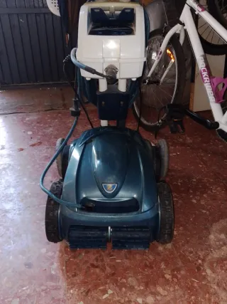 Robot Limpiafondos Piscina Azul y Blanco