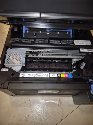 Impresora Epson Ecotank ET-2750 escanea e imprime