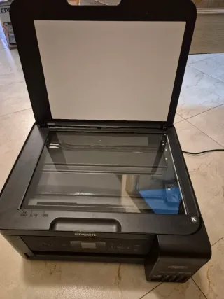 Impresora Epson Ecotank ET-2750 escanea e imprime