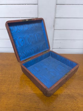 Caja antigua de cuero y madera.