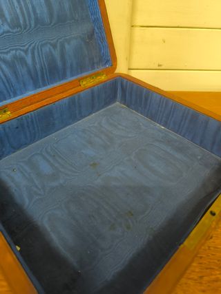 Caja antigua de cuero y madera.