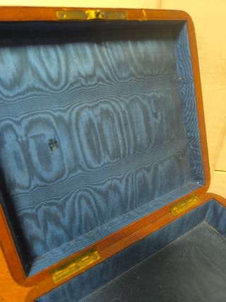 Caja antigua de cuero y madera.