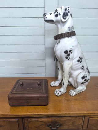 Caja antigua de cuero y madera.