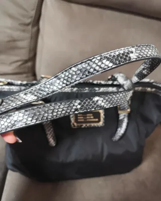 Borsa Guess Nera con Dettagli Serpente