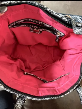 Borsa Guess Nera con Dettagli Serpente