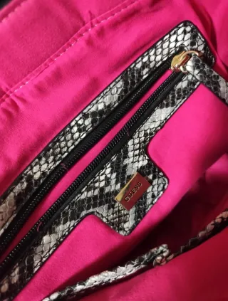 Borsa Guess Nera con Dettagli Serpente