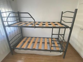 Litera metálica gris sin usar con somiers de lamas