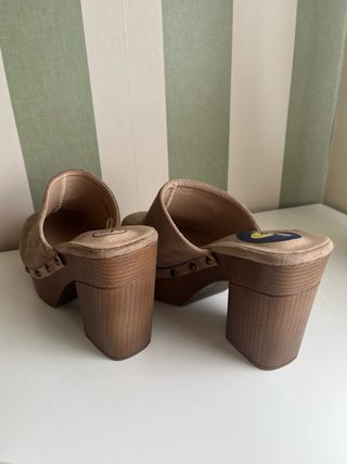 Zuecos tacón efecto madera