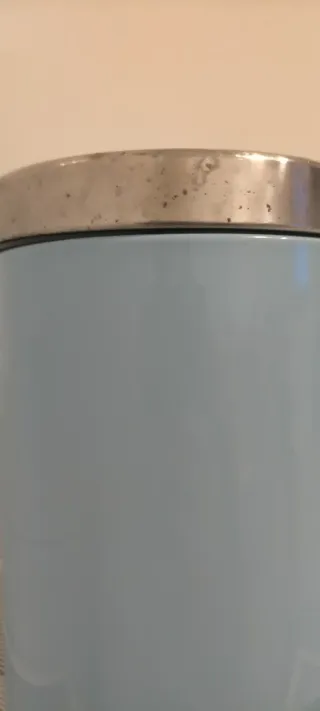 Papelera de baño azul y plateada