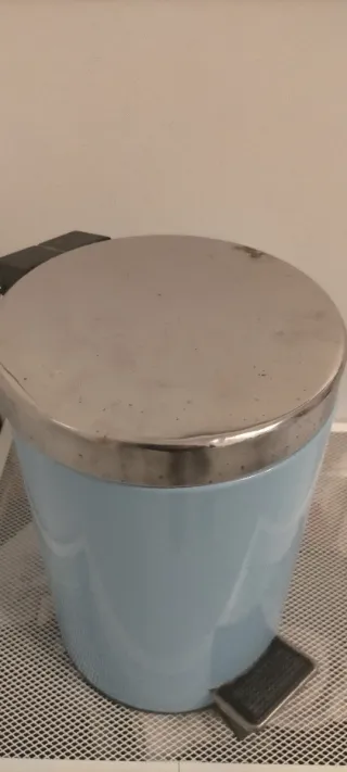 Papelera de baño azul y plateada