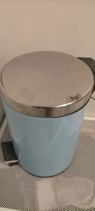 Papelera de baño azul y plateada