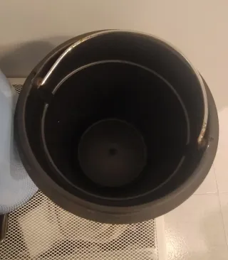 Papelera de baño azul y plateada