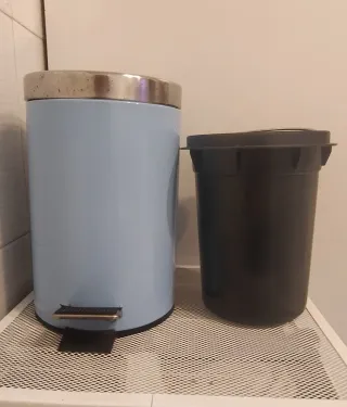 Papelera de baño azul y plateada