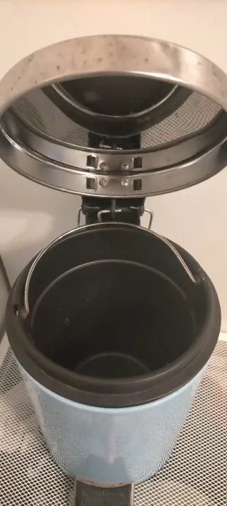 Papelera de baño azul y plateada