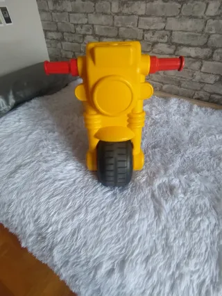 Moto infantil azul y amarilla